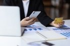 Frais bancaires : ce qui devient gratuit pour les professionnels… et ce qui reste plafonné pour les particuliers